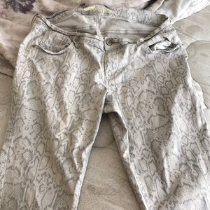 I am selling some really these really cute pants😍They are tan or like beige  🥰